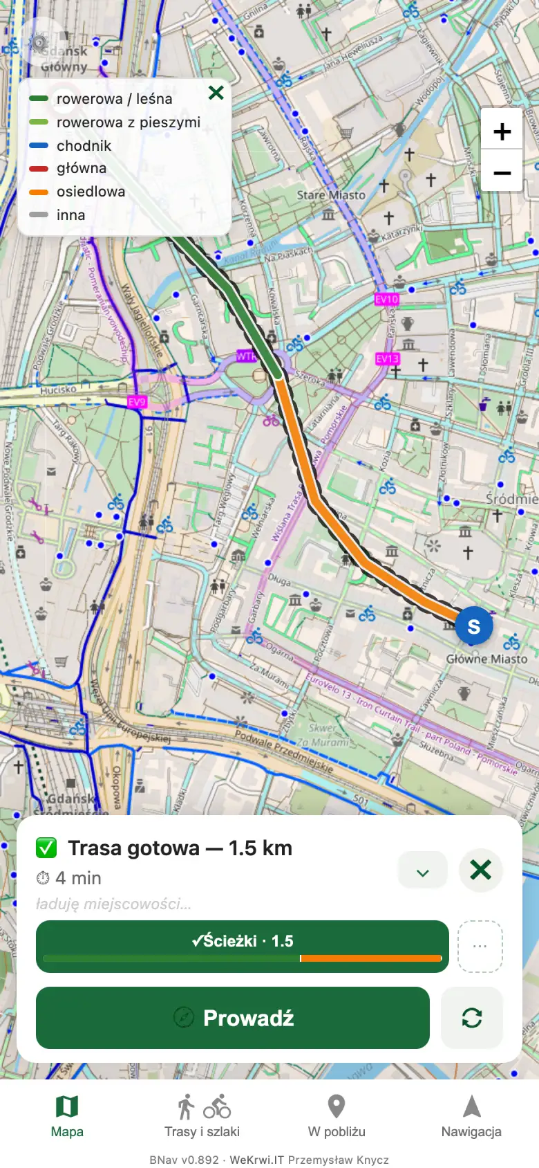 Wyznaczona trasa 1,5 km z legendą kolorów rodzajów dróg i przyciskiem Prowadź